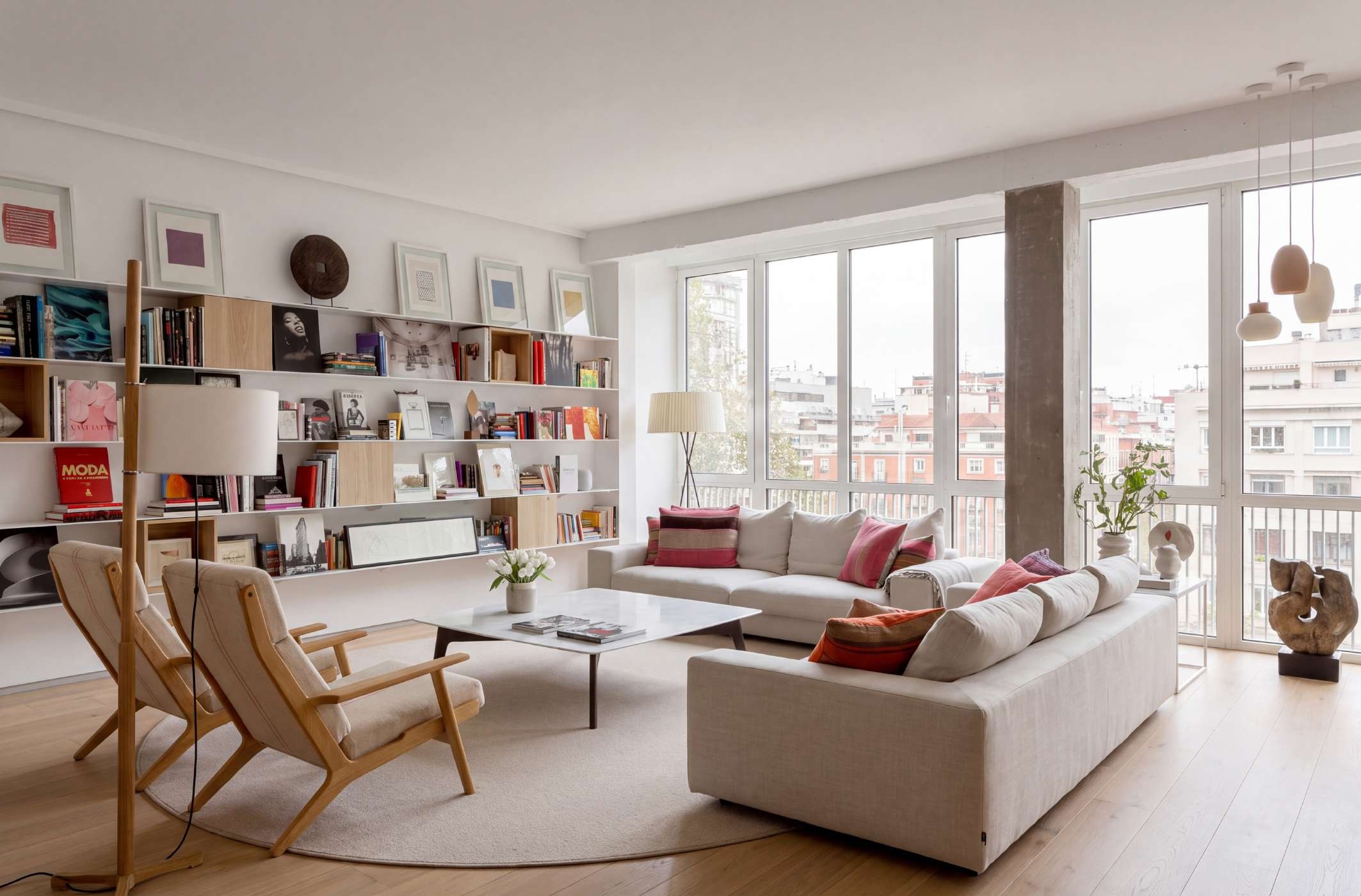 Living con libreria e grande finestra