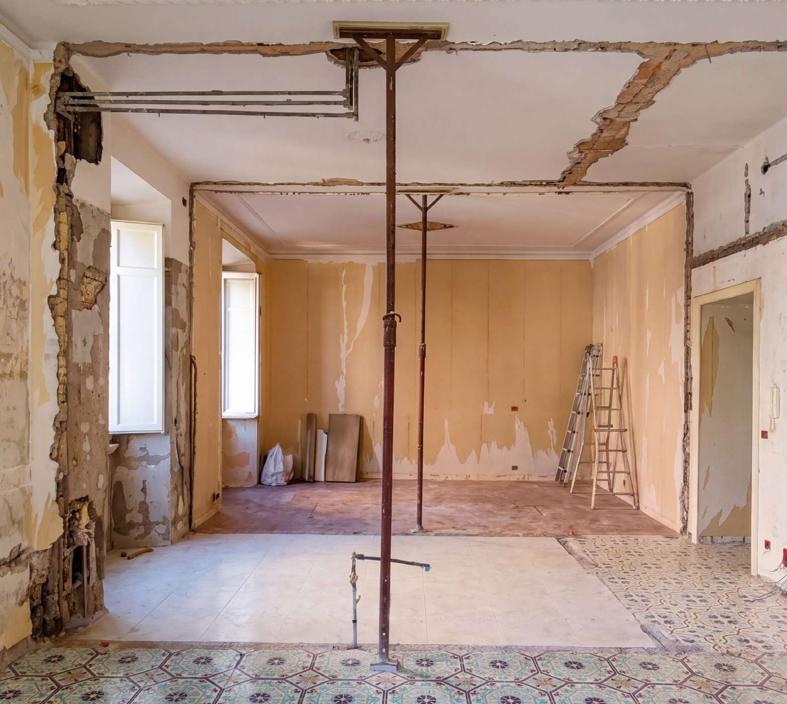 Cantiere di ristrutturazione con strutture a vista